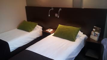 Habitación estándar con 2 camas individuales | Ropa de cama de alta calidad, escritorio, cortinas opacas