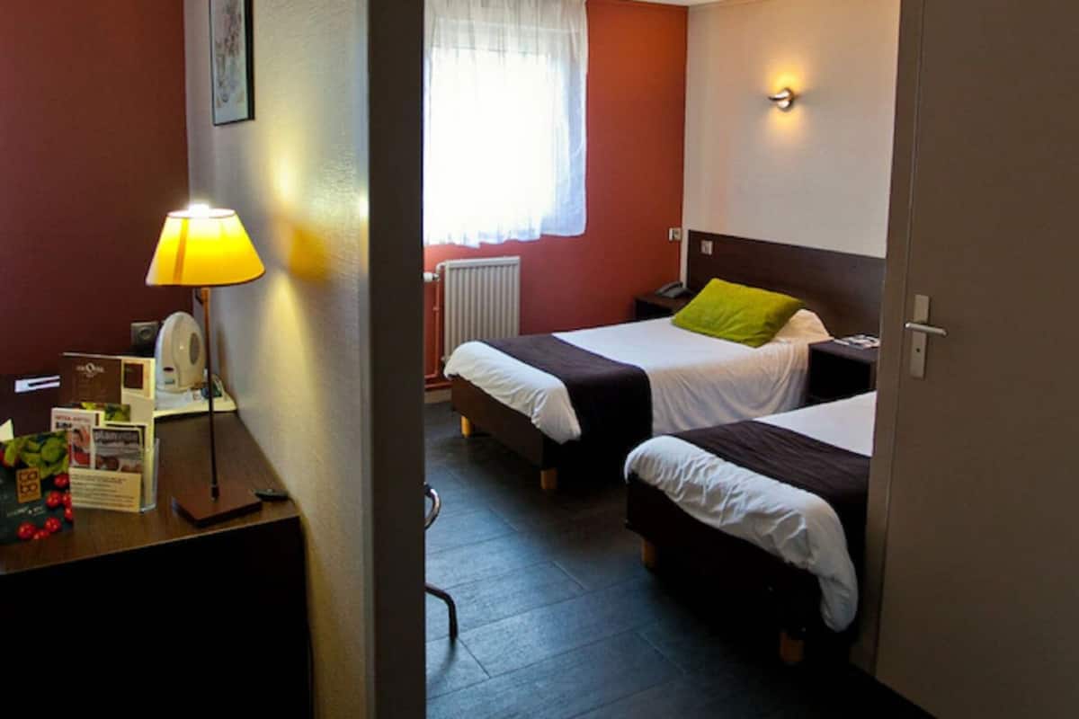 Habitación triple ejecutiva (3 Single beds) | Ropa de cama de alta calidad, escritorio y cortinas blackout