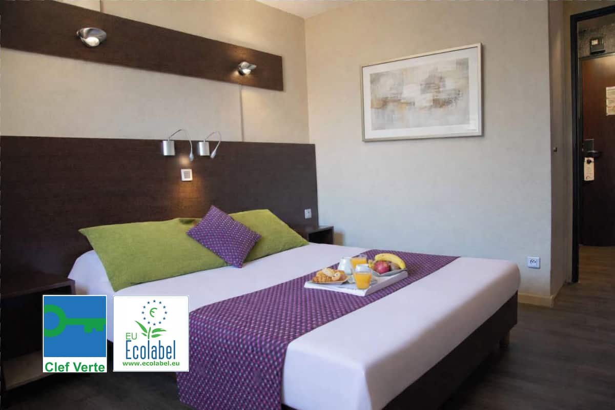 Habitación doble estándar | Ropa de cama de alta calidad, escritorio y cortinas blackout