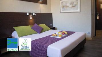 Literie de qualité supérieure, bureau, rideaux occultants