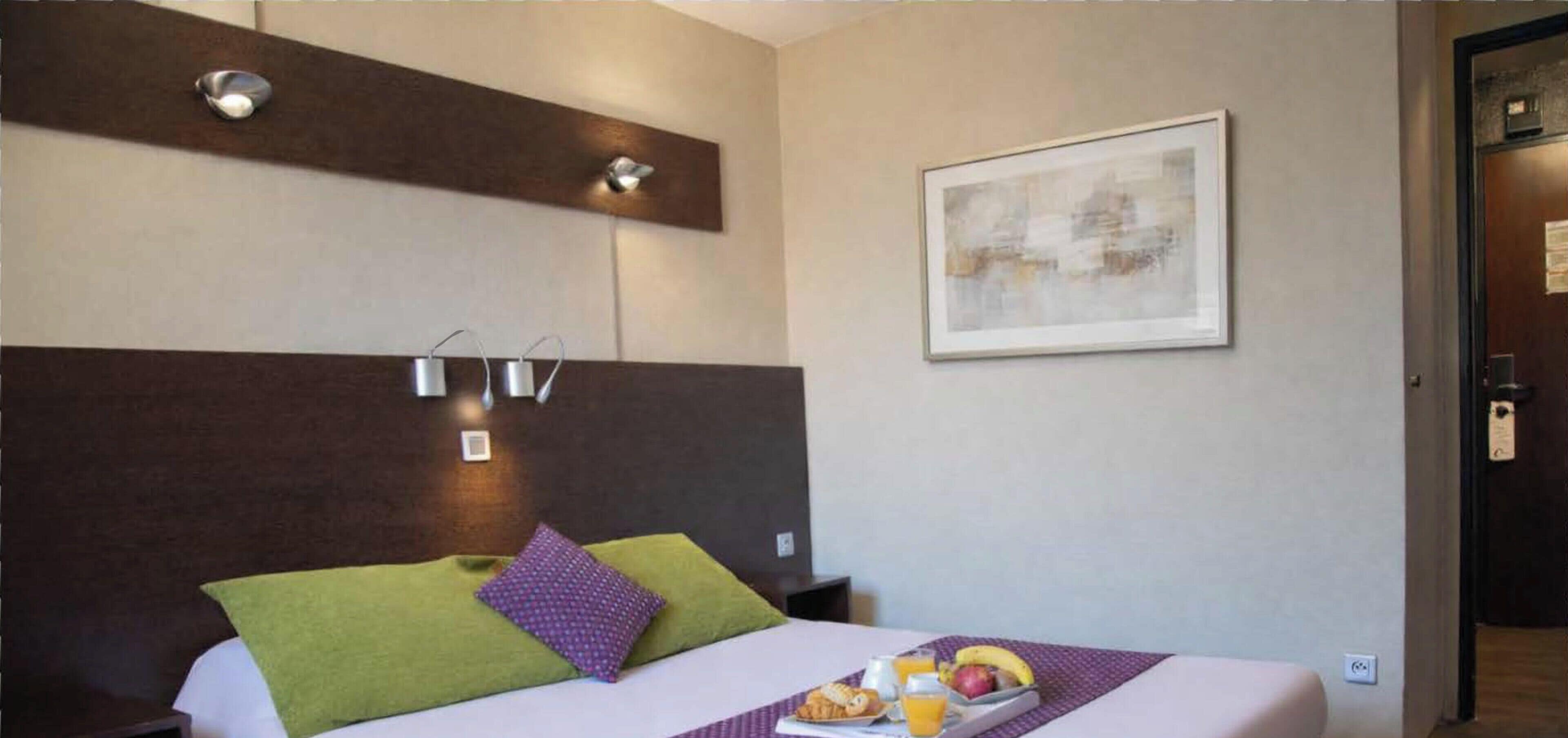 Quarto casal standard | Roupas de cama premium, escrivaninha, cortinas blackout