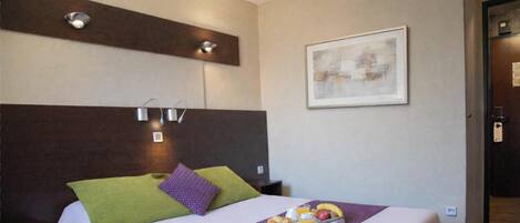 Habitación doble estándar | Ropa de cama de alta calidad, escritorio y cortinas blackout