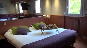 Suite familiar | Ropa de cama de alta calidad, escritorio y cortinas blackout 