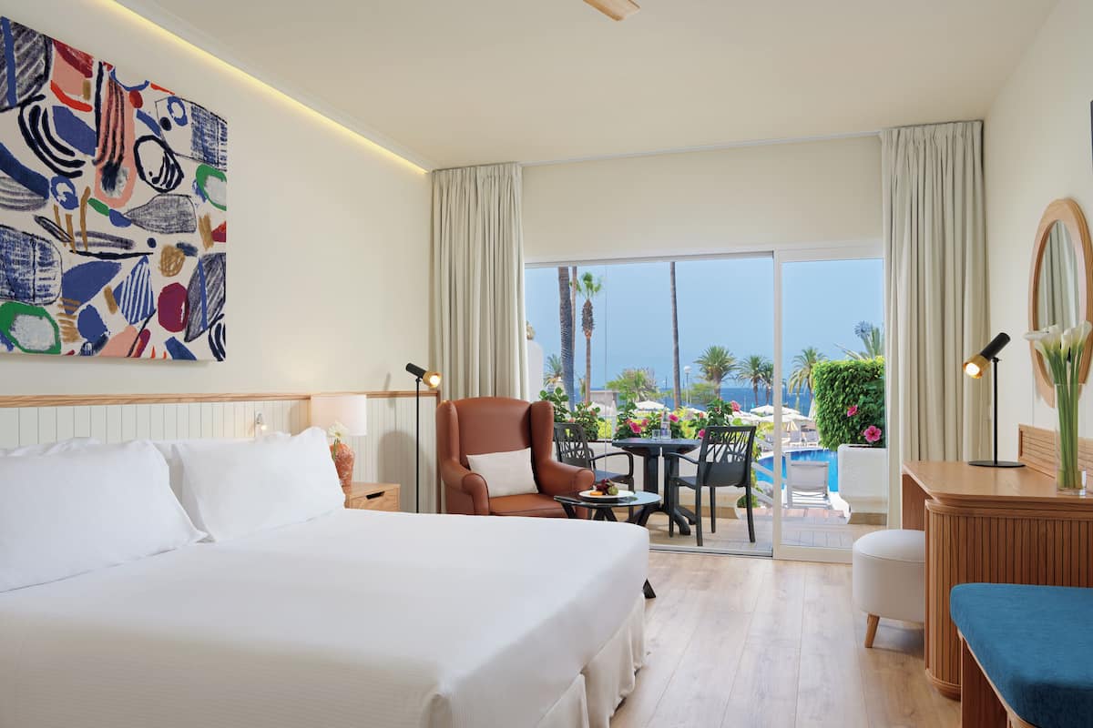 Minibar, free WiFi, bed sheets