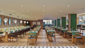 4 restaurants, lunch served