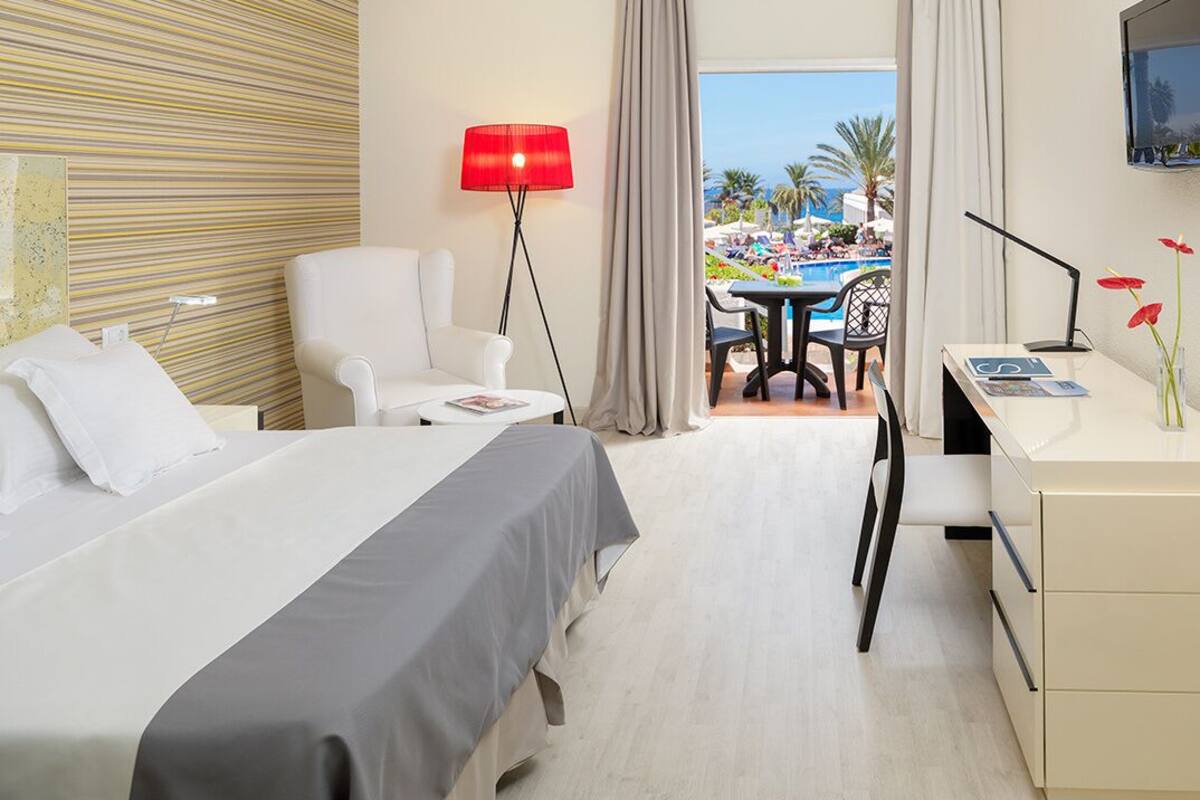 Minibar, wifi gratis y ropa de cama