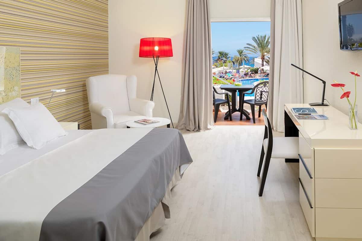 Minibar, free WiFi, bed sheets