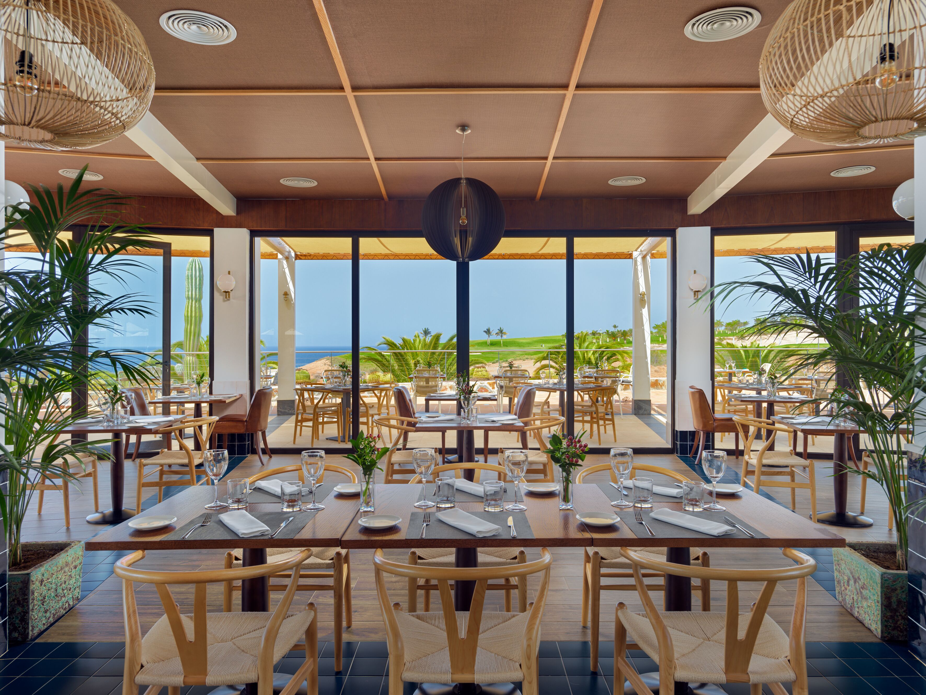 3 nhà hàng, phục vụ bữa sáng, bữa trưa, món ăn mang phong cách quốc tế 