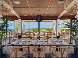 3 restaurantes; se sirven desayunos, almuerzos y cocina internacional 