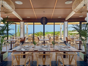 3 ristoranti, aperti a colazione e a pranzo, cucina internazionale