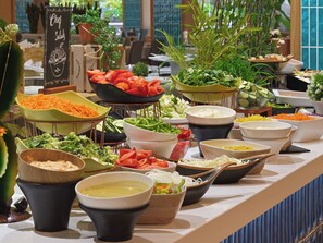 3 restaurants; breakfast, lunch, and dinner served