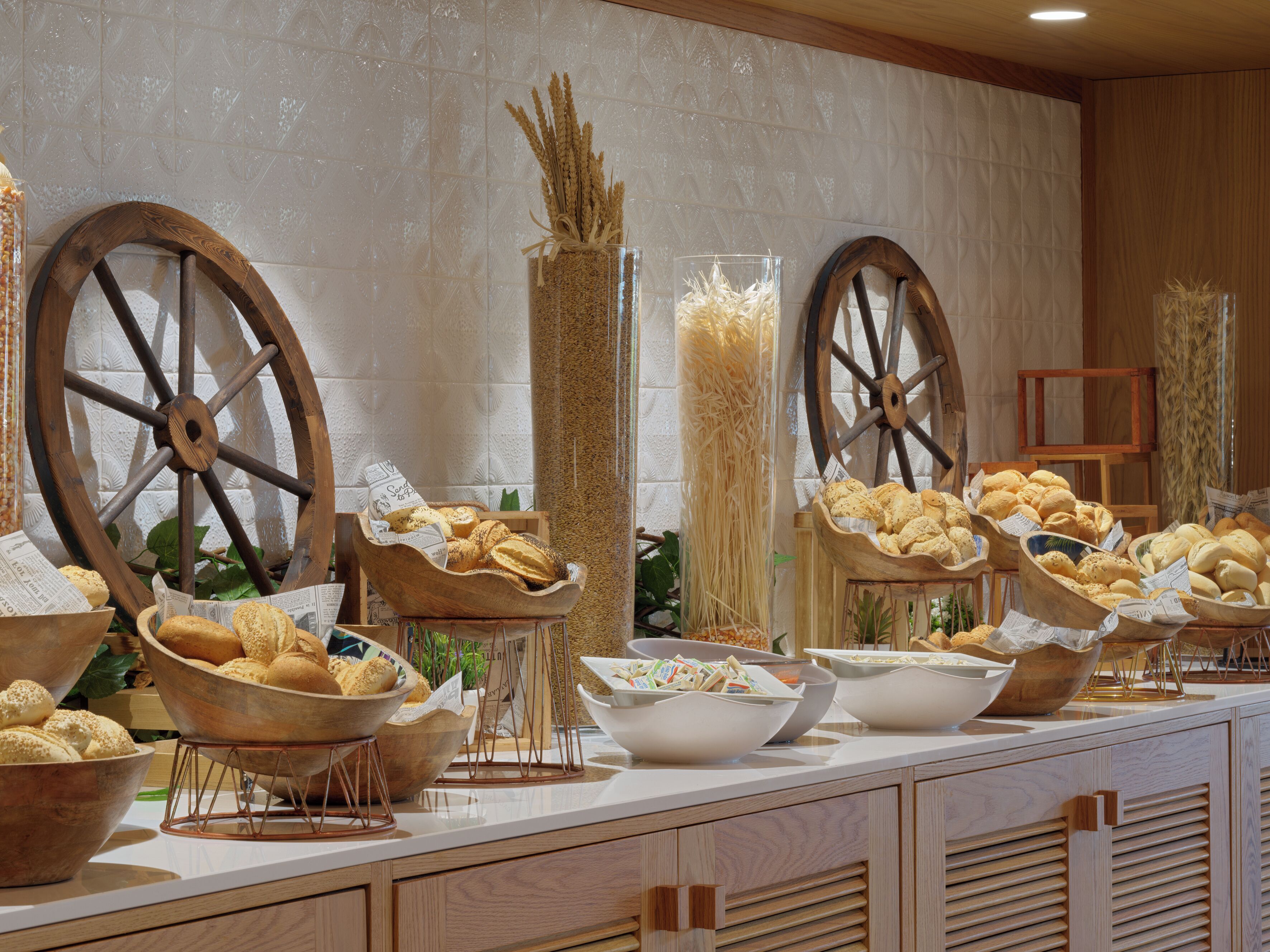 3 restaurantes, se sirven desayunos, comidas y cocina internacional