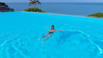 4 outdoor pools, open 10:00 AM to 6:00 PM, pool umbrellas, sun loungers