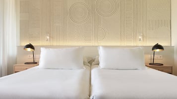 Een minibar, een kluis op de kamer, een bureau, een laptopwerkplek