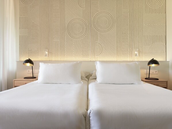 迷你吧、客房内保险箱、办公桌、笔记本电脑工作区