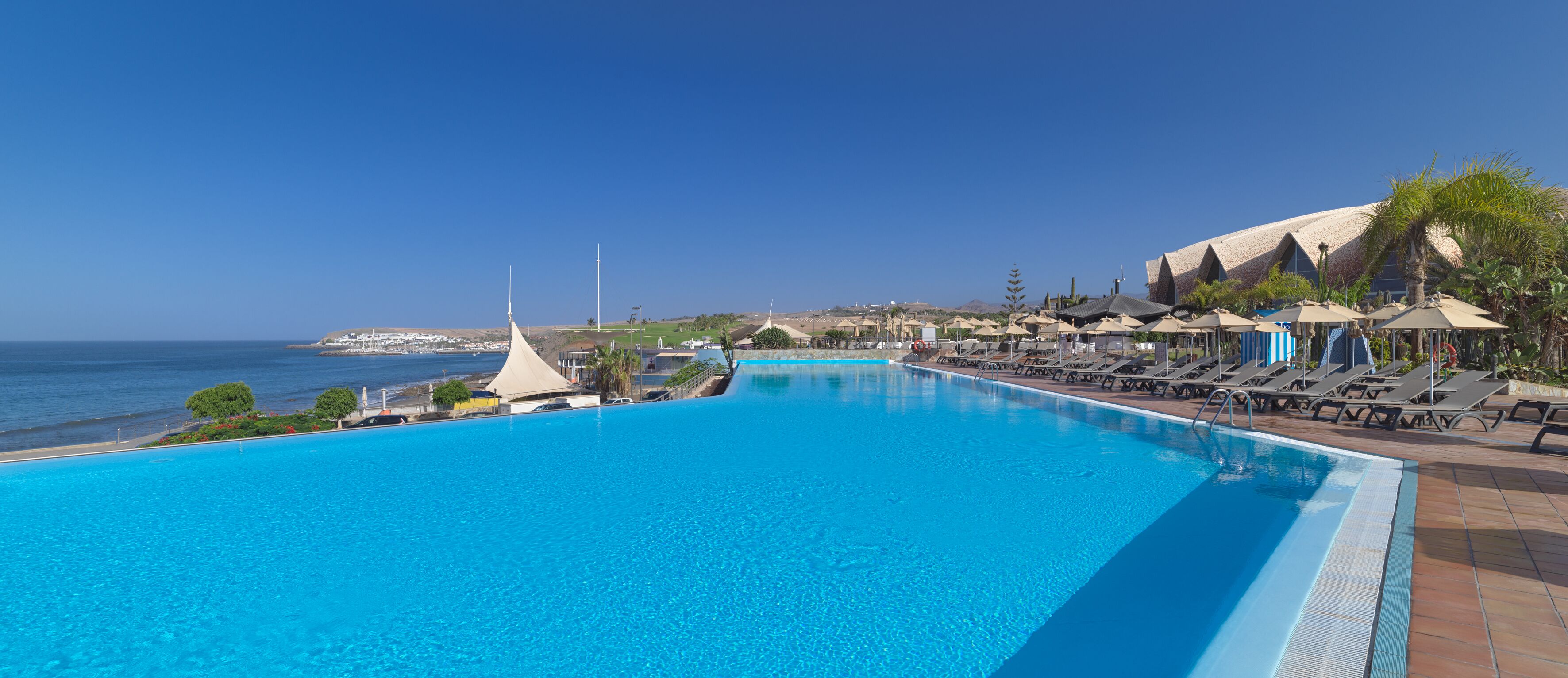4 outdoor pools, open 10:00 am to 6:00 pm, pool umbrellas, pool loungers