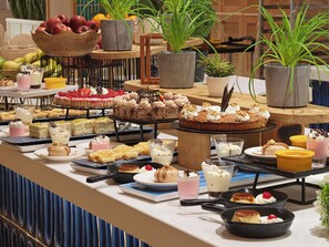 3 restaurants; breakfast, lunch and dinner served 