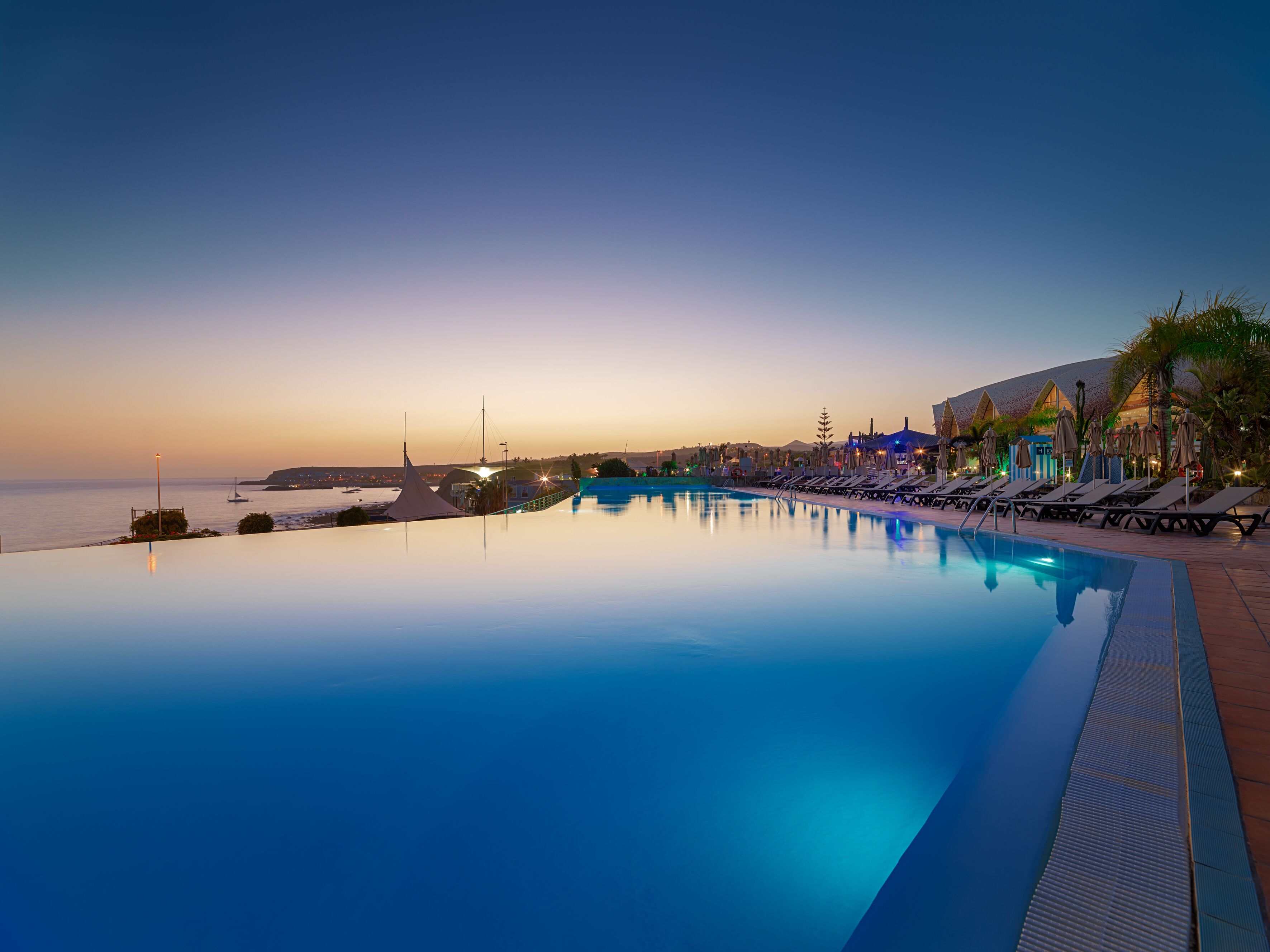 4 piscinas al aire libre (de 10:00 a 18:00), sombrillas, tumbonas