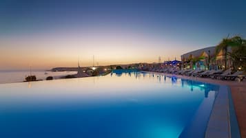 4 buitenzwembaden, parasols voor strand/zwembad