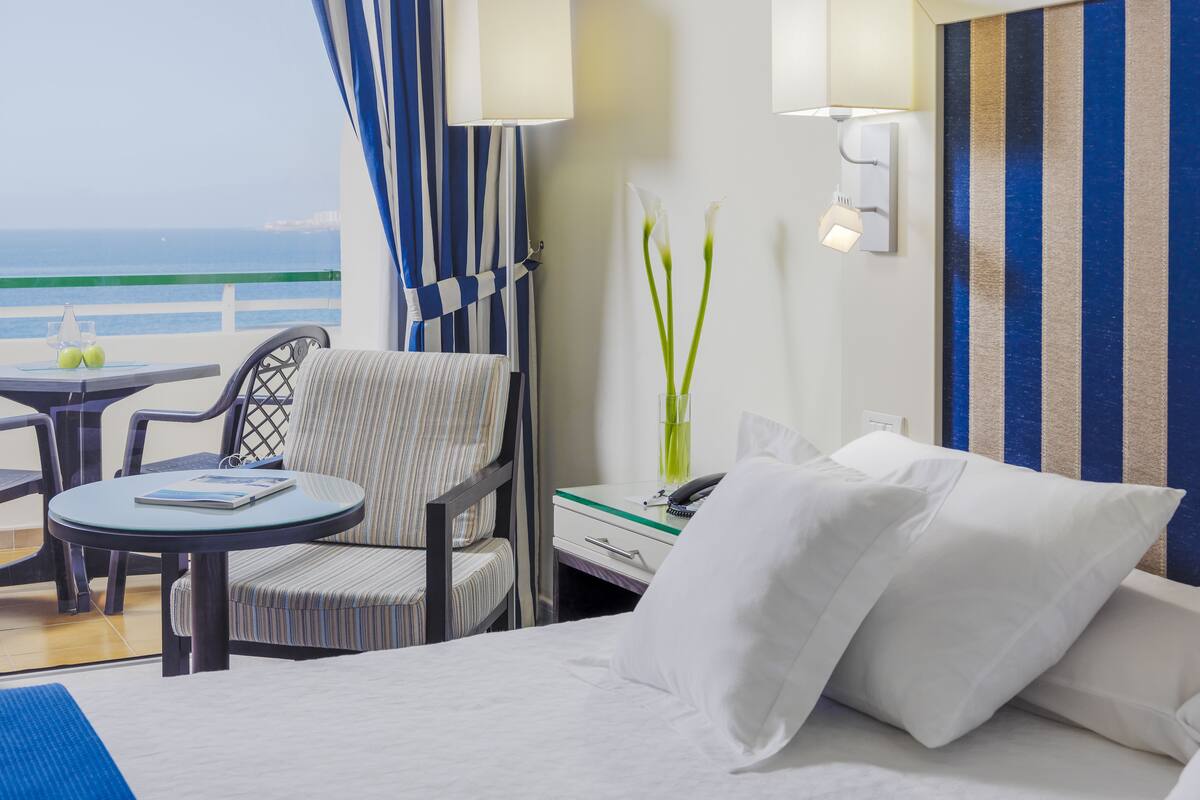 Minibar, desk, blackout drapes, WiFi (free)
