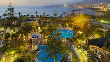 2 piscinas al aire libre, sombrillas, tumbonas