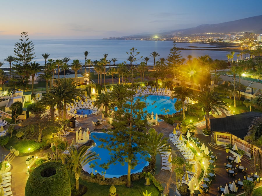 2 piscinas al aire libre, sombrillas, sillones reclinables de piscina