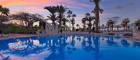 2 piscines extérieures, parasols de plage, chaises longues