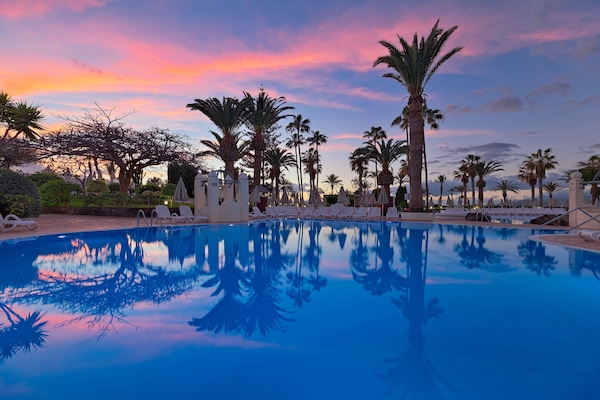 2 piscines extérieures, parasols de plage, chaises longues