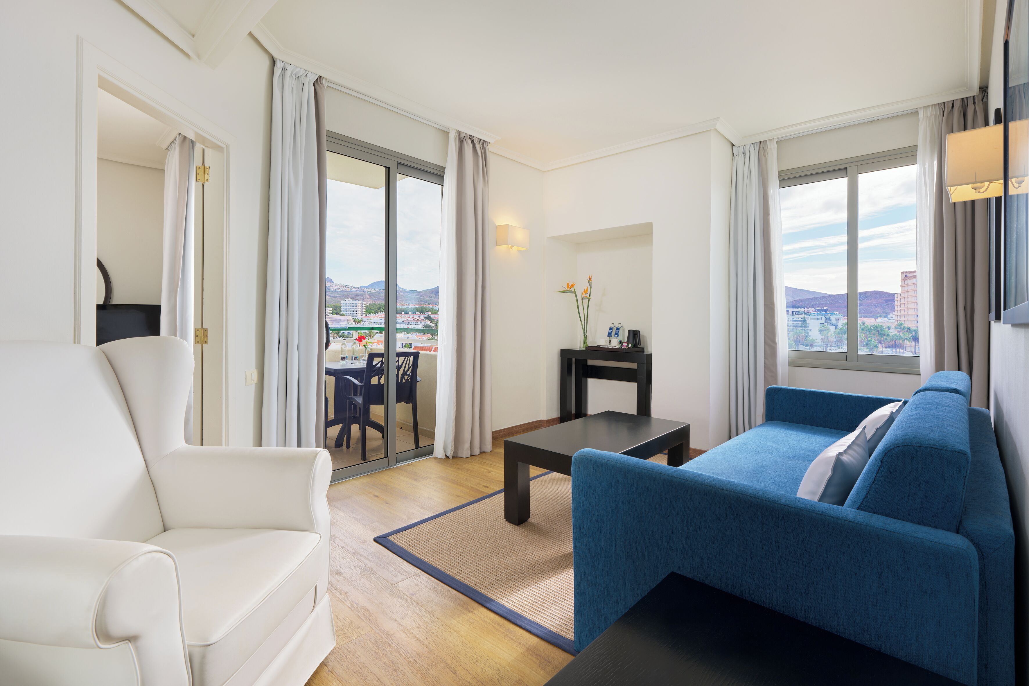 ミニバー、デスク、遮光カーテン、WiFi (無料)