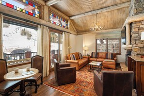 32-tums platt-tv med kabelkanaler, tv och eldstad