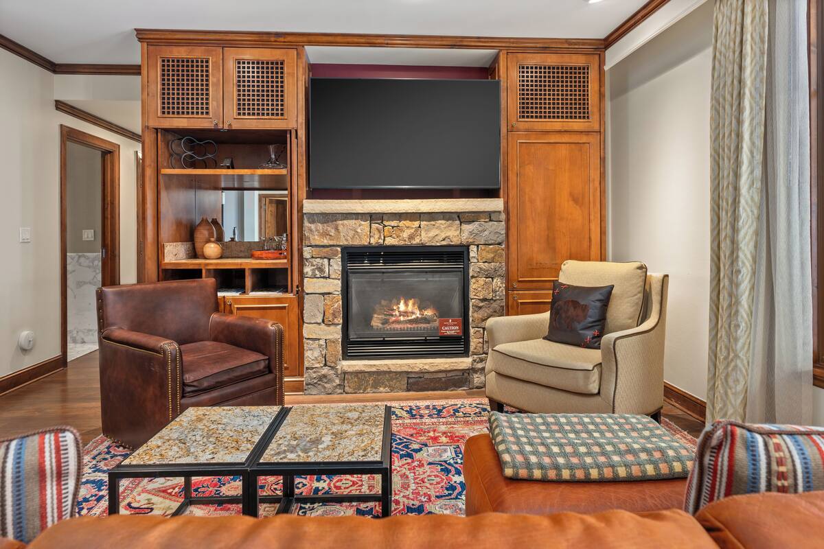 32-inch flat-screen TV with cable channels, TV, fireplace