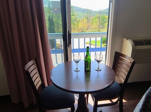 Standard Room, 1 King Bed | Desk, iron/ironing board, free cribs/infant beds, rollaway beds