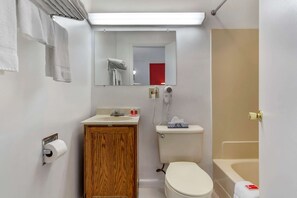 Combined shower/tub, hair dryer, towels