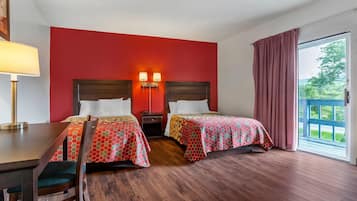 Habitación, 2 camas matrimoniales | Escritorio, tabla de planchar con plancha y cunas gratuitas