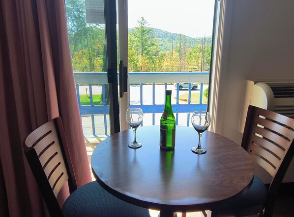 تناول الطعام داخل الغرفة