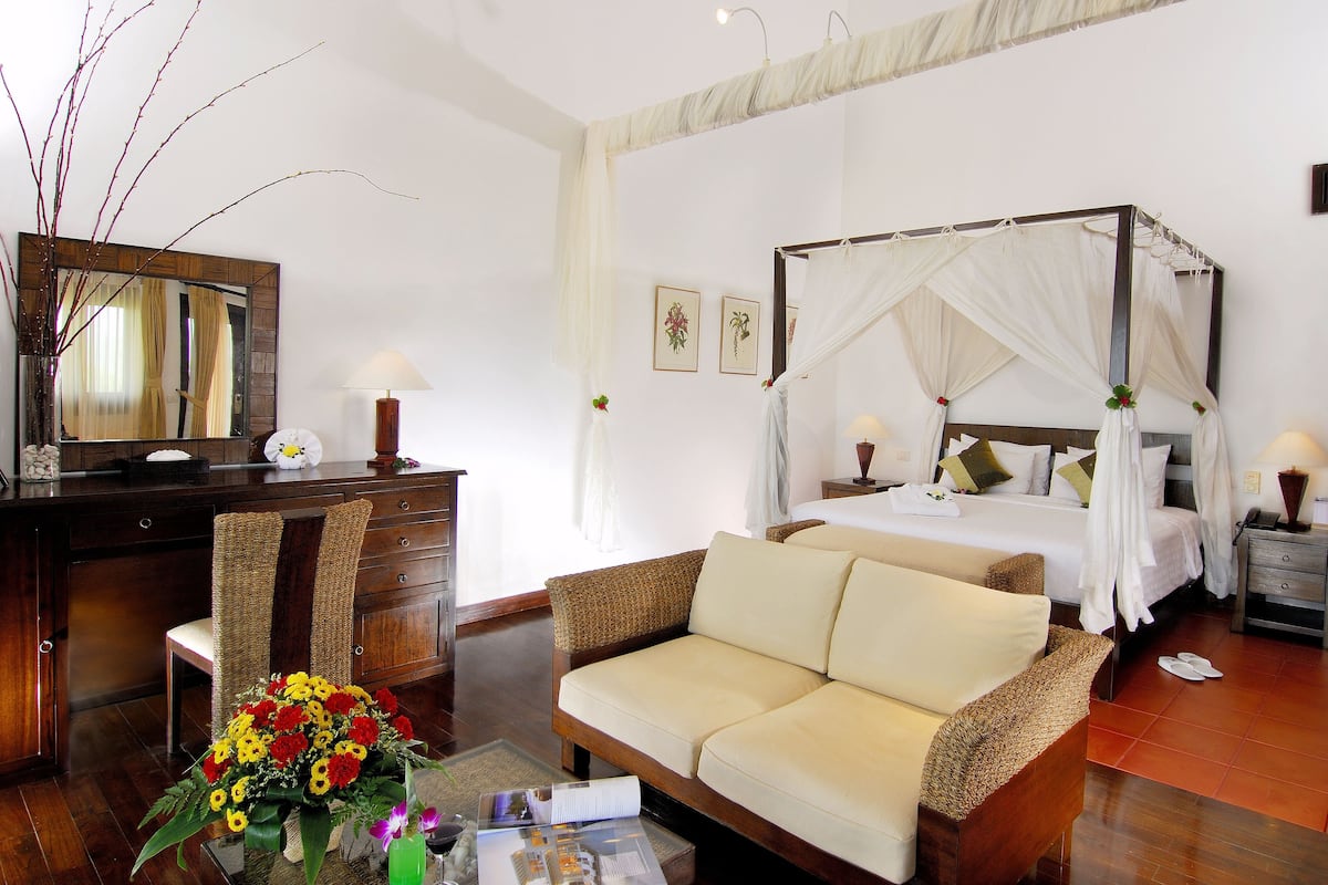 Royal Jacuzzi Suite (2 Bedrooms) | Living area
