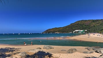 Beach nearby, white sand, free beach shuttle, beach towels