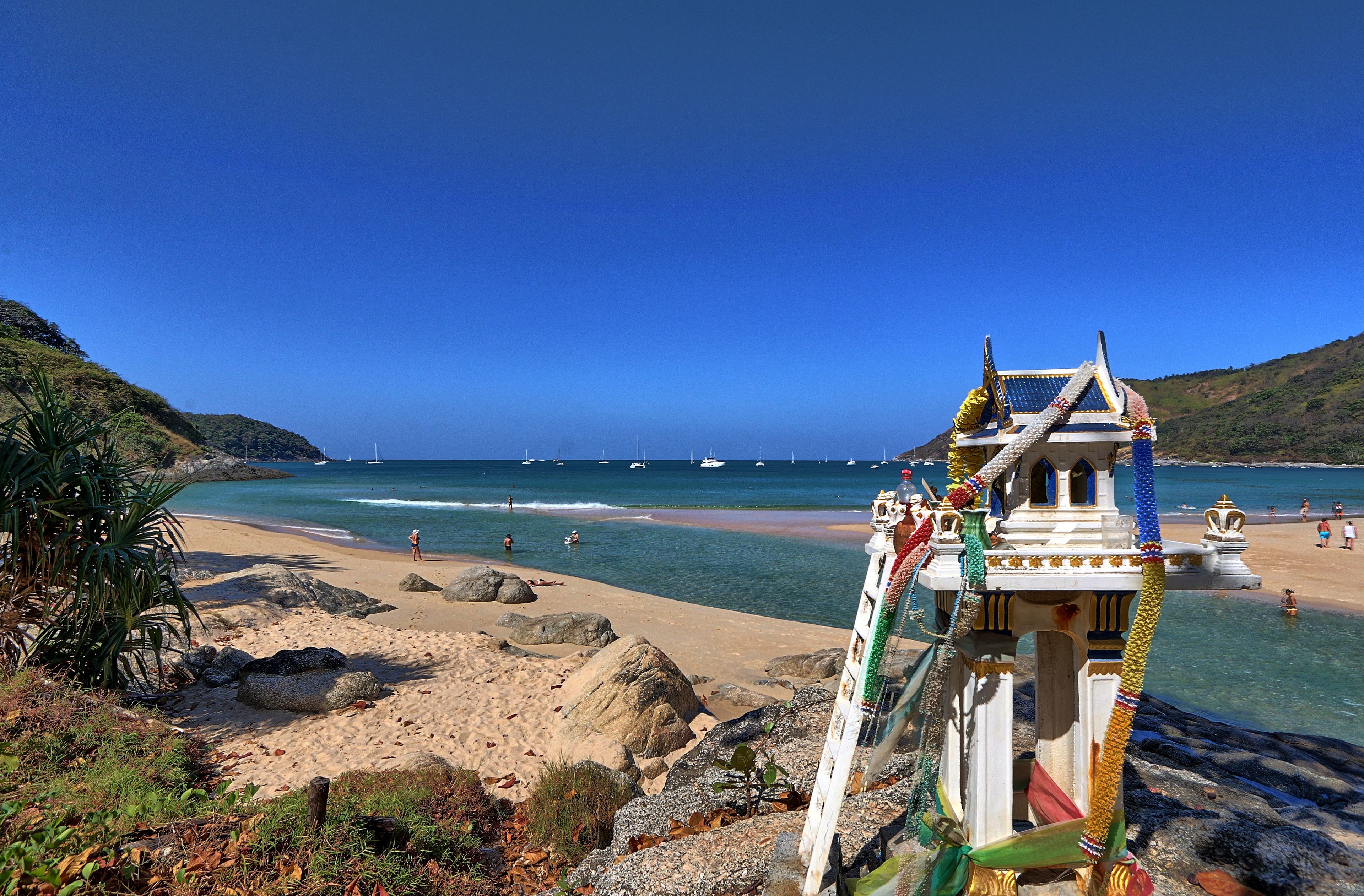 beach nearby, white sand, free beach shuttle, beach towels