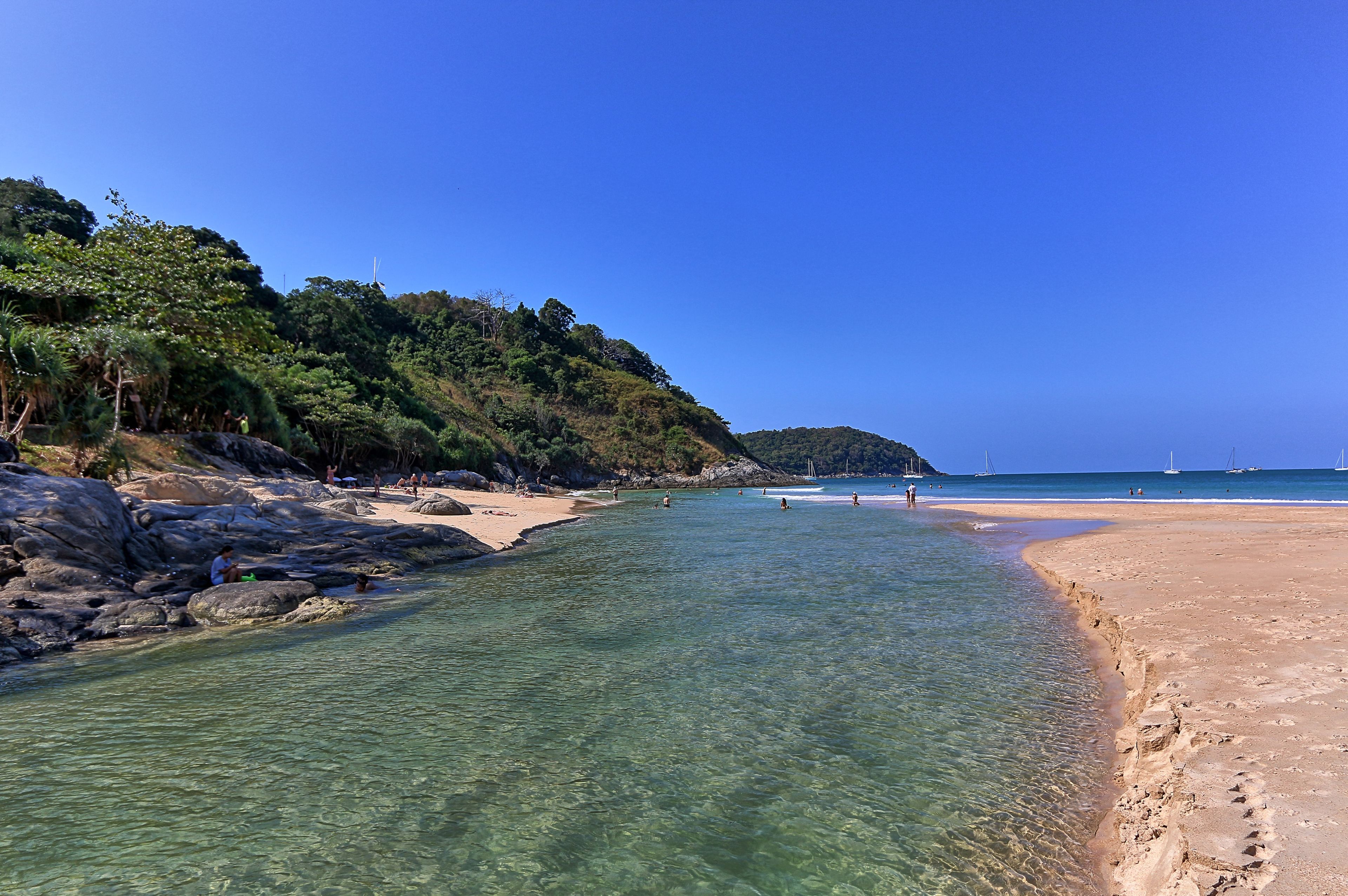 Beach nearby, white sand, free beach shuttle, beach towels