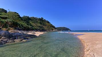 Beach nearby, white sand, free beach shuttle, beach towels