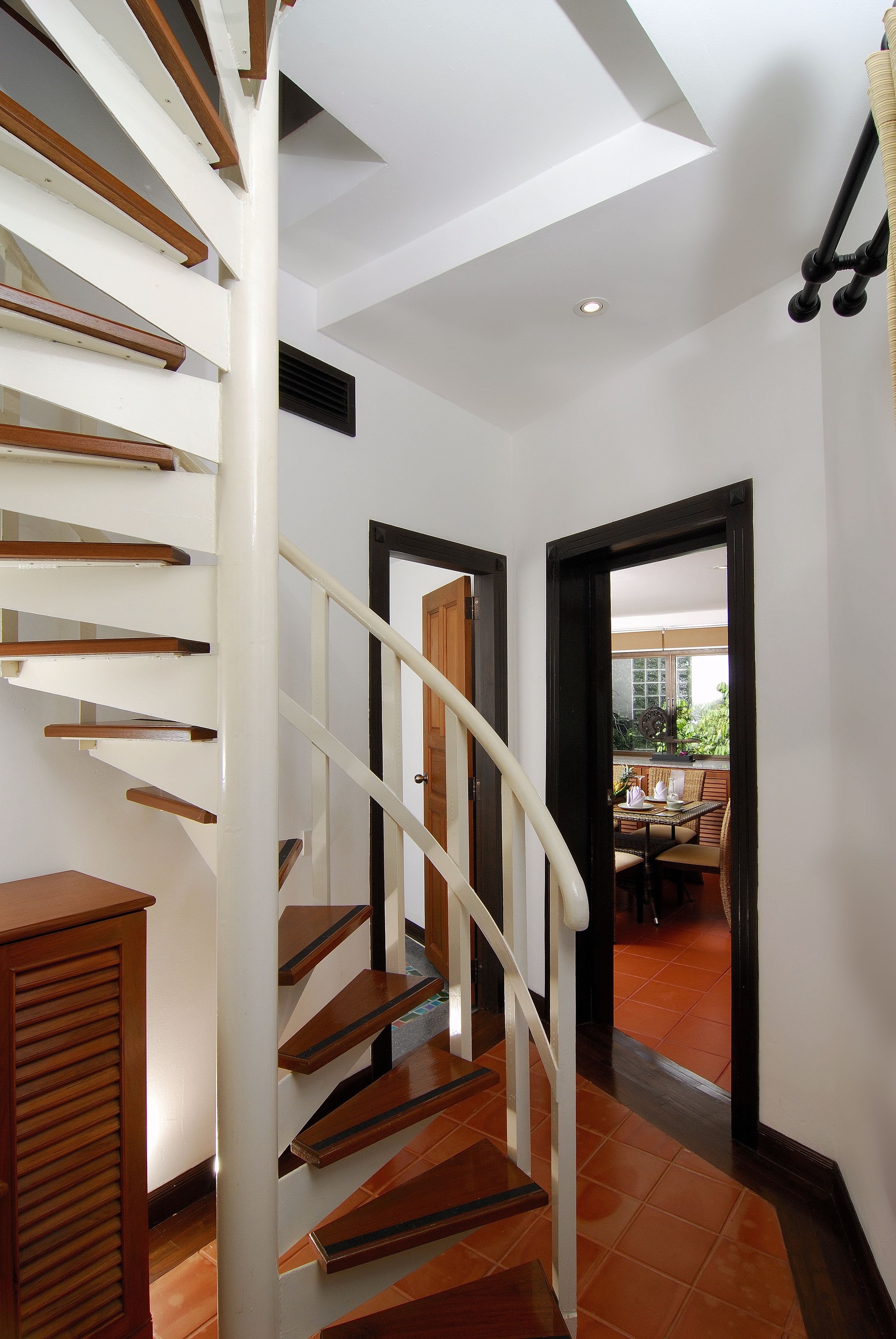 royal jacuzzi suite (2 bedrooms) | living area | 32-inch flat-screen tv with cable channels, tv, dvd player