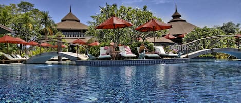 Outdoor pool, pool umbrellas, sun loungers