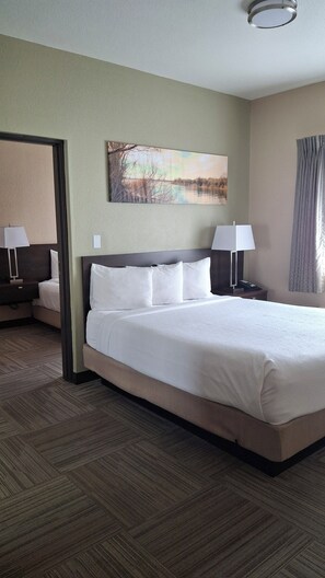 Deluxe Queen Suite | Blackout drapes, iron/ironing board, free WiFi, bed sheets - Island Suites (Lake Havasu City)