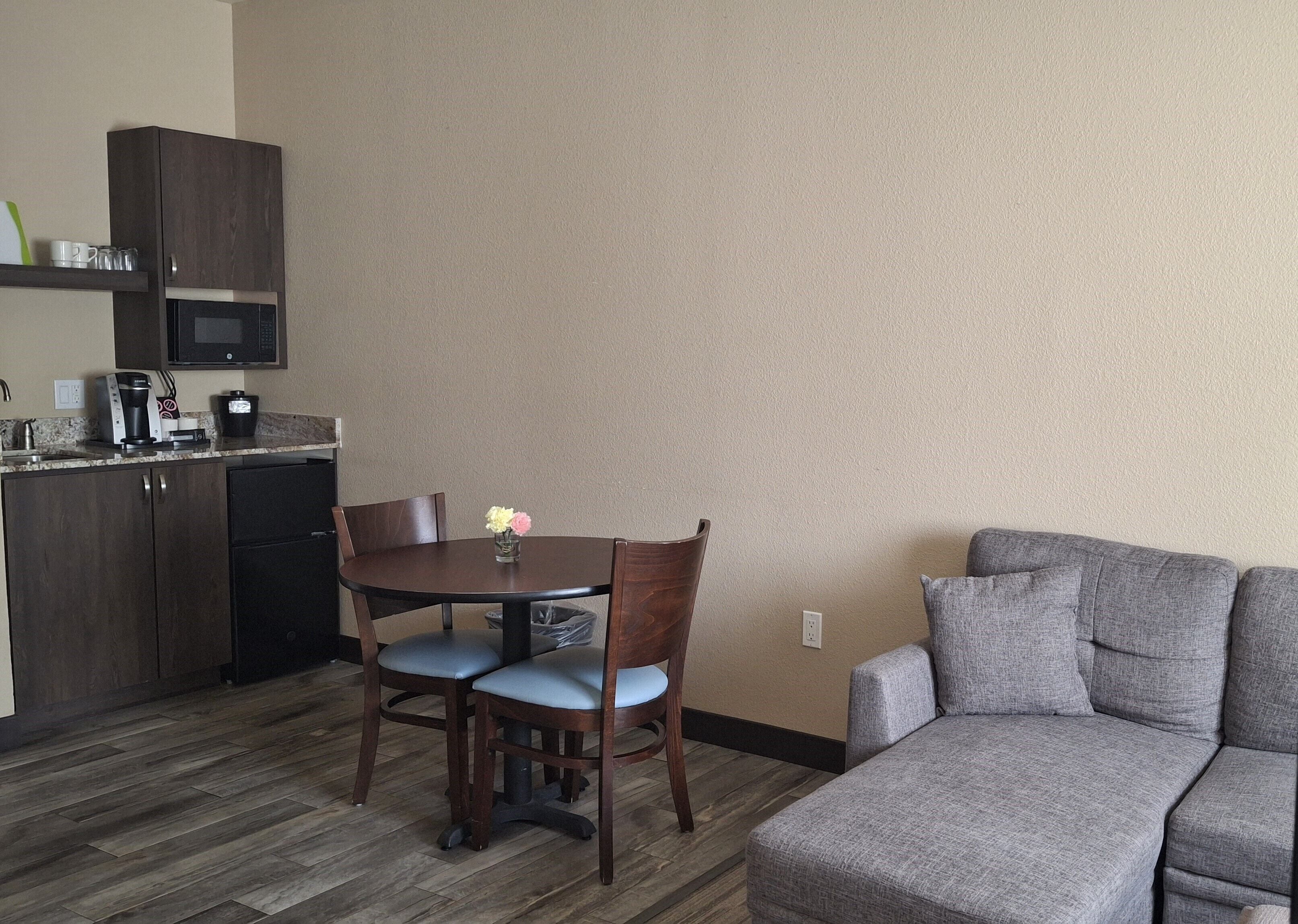 Premium Suite, 1 Queen Bed with Sofa bed, Accessible | Private kitchenette