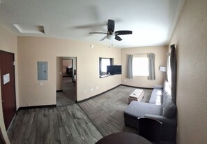 Suite Deluxe, 2 habitaciones | Cortinas blackout, tabla de planchar con plancha y wifi gratis 