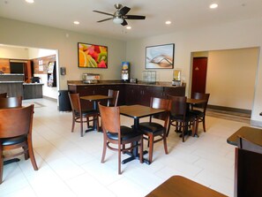 Free daily continental breakfast  - Island Suites (Lake Havasu City)