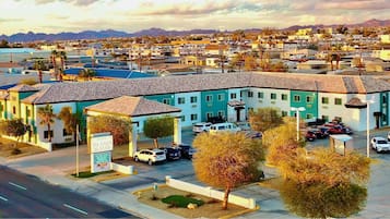 Vista frontal de la propiedad