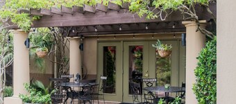 Vineyard Court Designer Suites Hotel