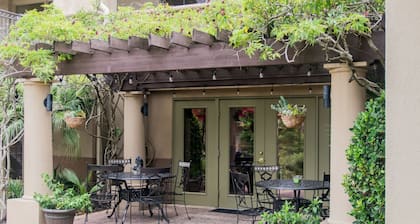Vineyard Court Designer Suites Hotel