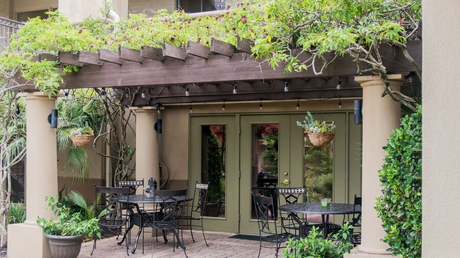 Vineyard Court Designer Suites Hotel